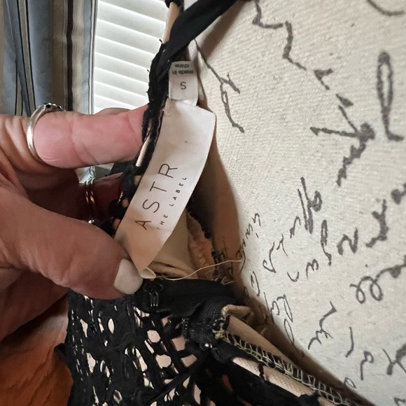 Gorgeous ASTR lace dress - Picture 5 of 5